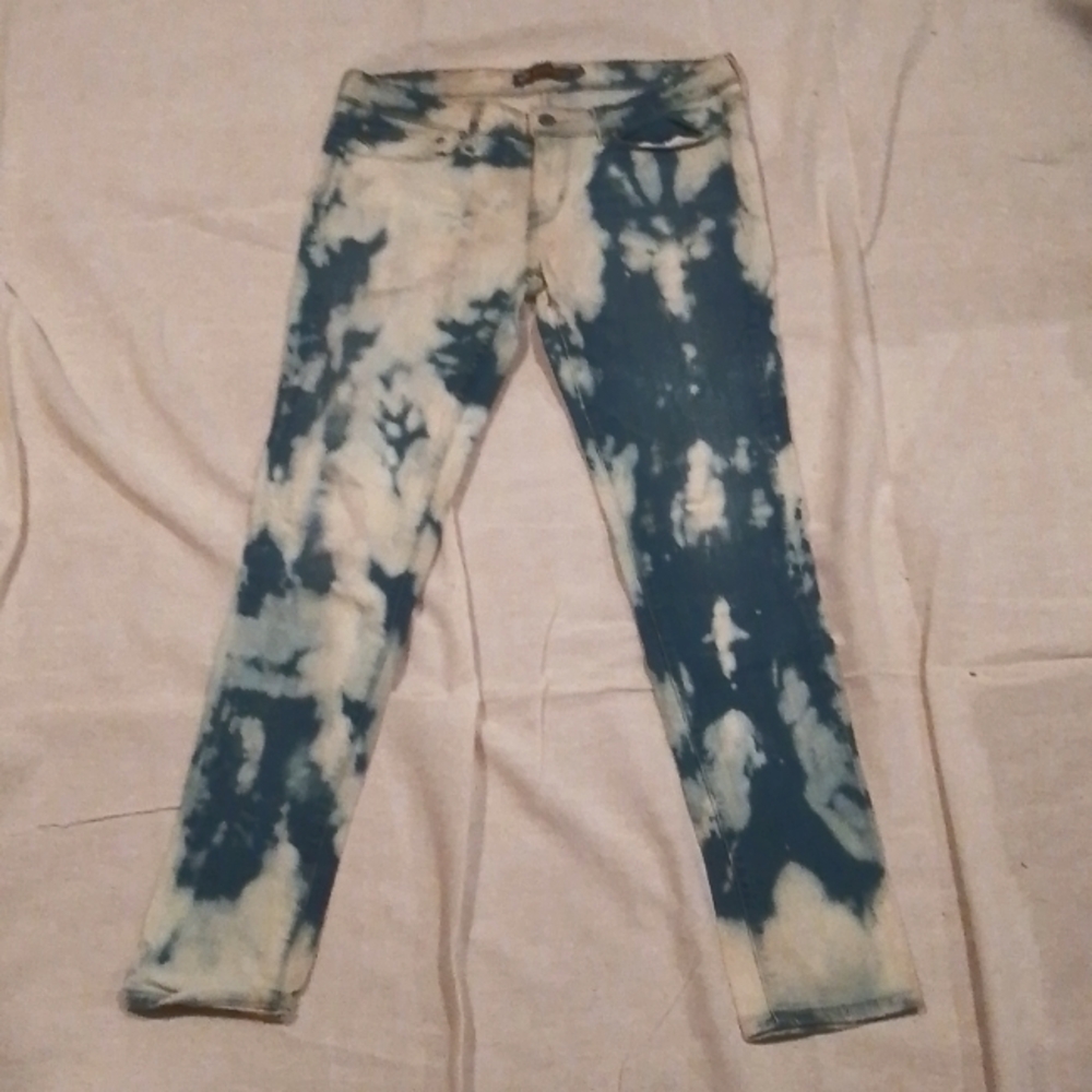 Vlue and White Levi's